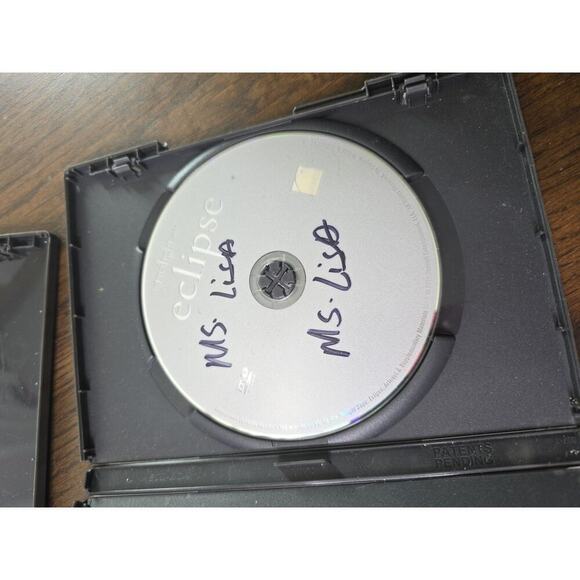 2 DVD Special Edition Sets: The Twilight Saga - Breaking Dawn Part 1, Eclipse - Picture 15 of 16